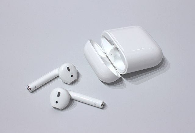 640px-AirPods